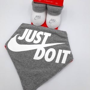 NIKE BABY GIFT SET BANDANA BIB WITH BOOTIES LGT GRAY/ WHITE NWT